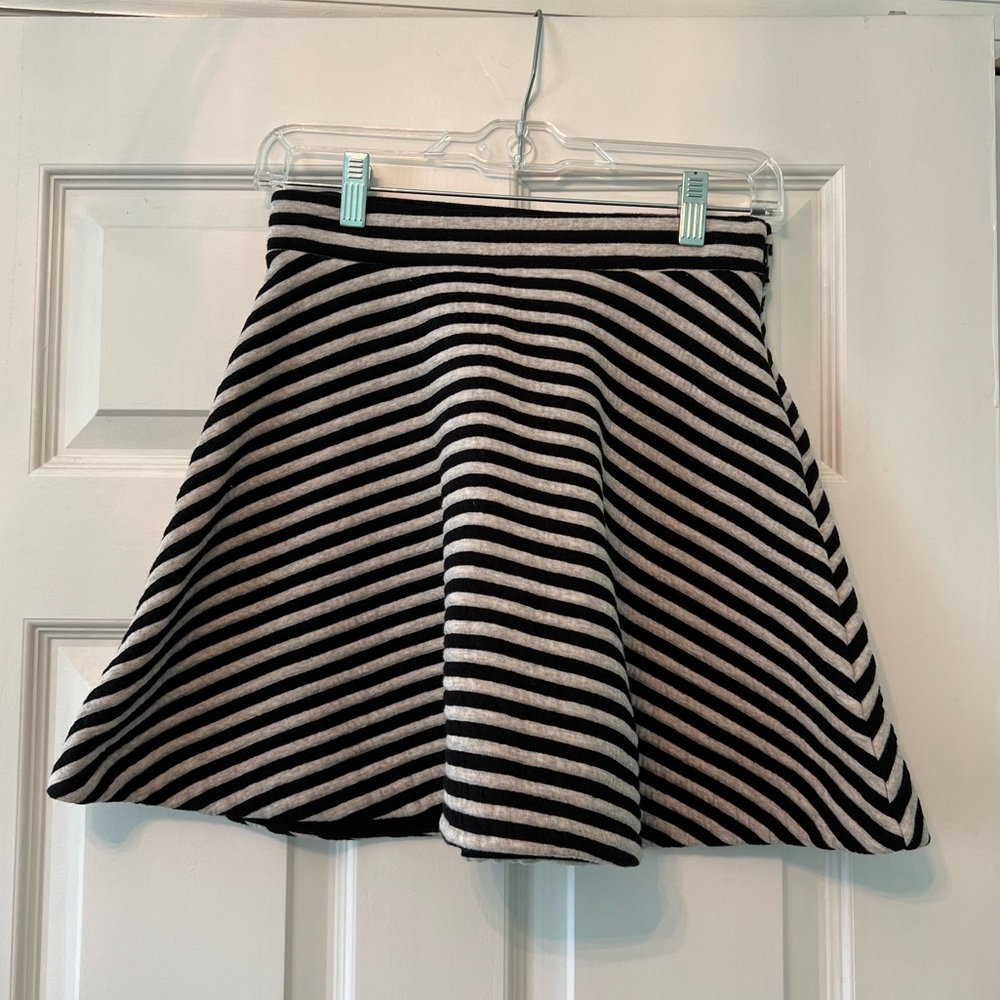 Striped flared GAP skirt (black and grey) - XS, new condition